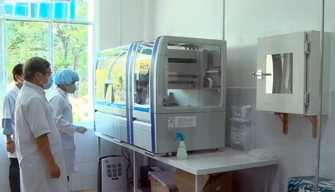 Hệ thống xét nghiệm Real - time PCR tự động được trang bị tại CDC Quảng Nam.