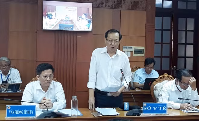 Ông Nguyễn Văn Hai, Giám đốc Sở Y tế tỉnh Quảng Nam, tại buổi giải trình việc mua sắm Hệ thống xét nghiệm Real - time PCR tự động vào chiều 29/4.