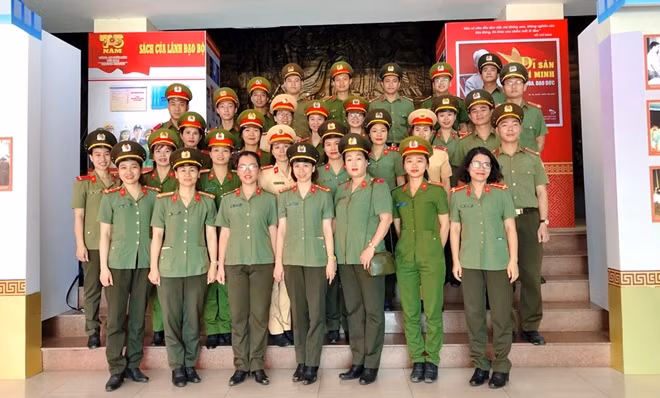 Đoàn viên, hội viên phụ nữ Công an tỉnh Quảng Nam chụp hình lưu niệm cùng cán bộ, lãnh đạo Bảo tàng CAND tại triển lãm.