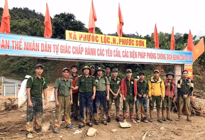 Niềm vui của đoàn công tác khi đặt chân đến xã Phước Lộc.