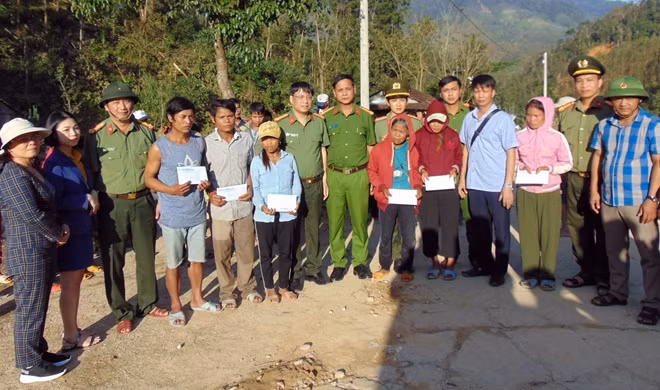 Đoàn công tác trao quà cho người dân.