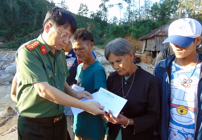 Đại tá Phạm Khải tặng quà cho người dân làng Mang Rin.