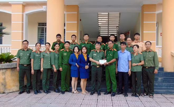 Tặng quà CBCS Công an huyện Sơn Tây bị thiệt hại do bão lũ.