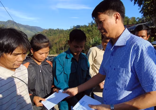 Ông Bùi Văn Tiến, Phó Tổng Giám đốc Công ty TNHH TMV Ngọc Dung, đại diện nhà tài trợ trao quà cho người dân làng Mang Rin.