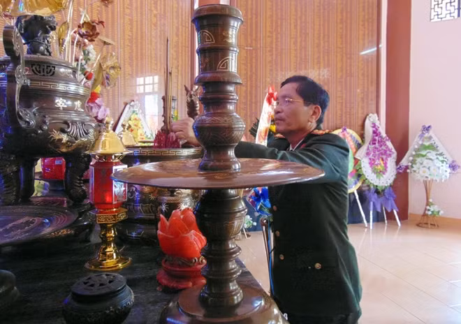 Các đại biểu dâng hương tại khu di tích.