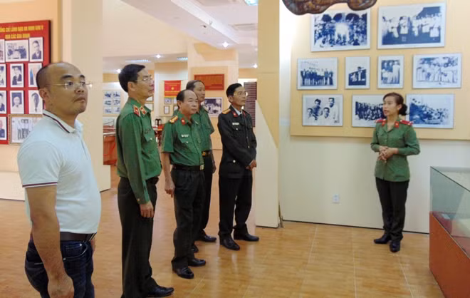 Cán bộ Khu di tích giới thiệu với đoàn công tác về những thành tích nổi bật của cán bộ An ninh khu V.