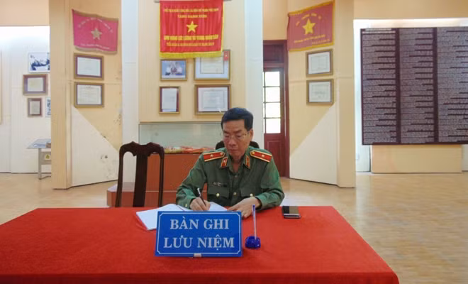 Thiếu tướng Phạm Văn Miên ghi lưu niệm tại nhà truyền thống Khu di tích An ninh khu V.