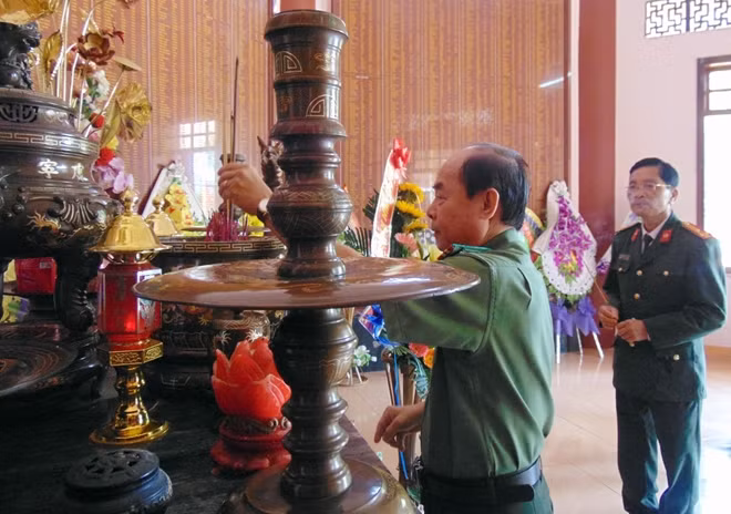 Đại tá Trần Kim Thẩm, Phó Tổng Biên tập Báo CAND, dâng hương tại Khu di tích An ninh khu V.