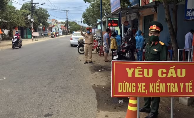 Chốt kiểm soát dịch COVID-19 khu vực ngã ba Hương An, huyện Quế Sơn làm nhiệm vụ.