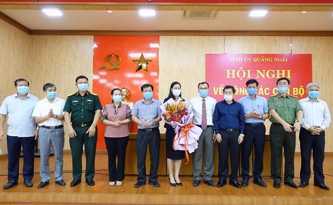 Ban Thường vụ Tỉnh ủy Quảng Ngãi tặng hoa chúc mừng đồng chí Bùi Thị Quỳnh Vân được bầu giữ chức Bí thư Tỉnh ủy, nhiệm kỳ 2015-2020. Ảnh: C.T.V