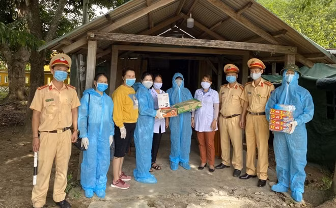 Người dân huyện Nam Giang thăm hỏi, tặng quà động viên cán bộ, chiến sĩ làm nhiệm vụ tại chốt kiểm soát dịch trên địa bàn.