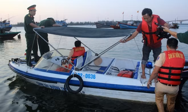 Lực lượng Cảnh sát giao thông đường thủy Quảng Nam nỗ lực tham gia cùng các lực lượng chức năng tìm kiếm 5 nạn nhân mất tích.