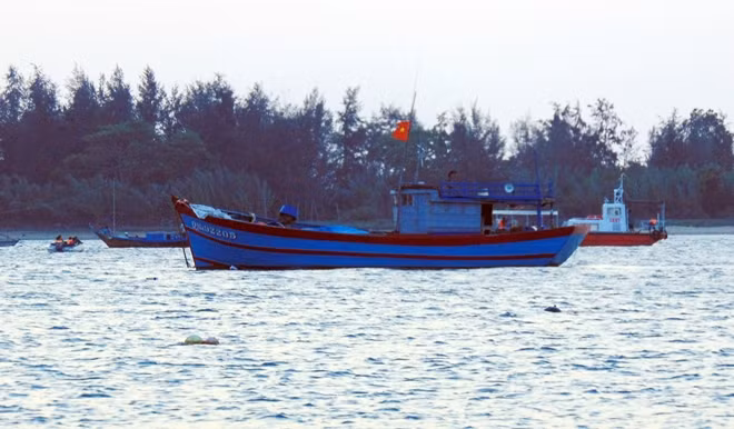 Tàu cá ngư dân cũng được điều động tham gia tìm kiếm 5 nạn nhân mất tích.