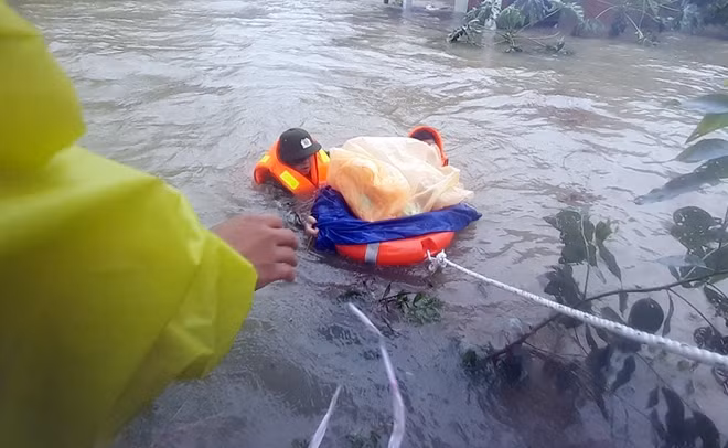 Cảnh sát đường thủy Quảng Nam dầm mình trong dòng nước xiết để sơ tán, đảm bảo an toàn cho cháu bé 2 tháng tuổi tại xã Tam An, huyện Phú Ninh.