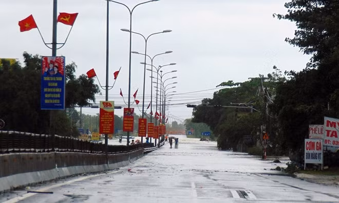 Tuyến QL1A đoạn qua địa bàn xã Tam An, huyện Phú Ninh bị ngập sâu, giao thông tê liệt.