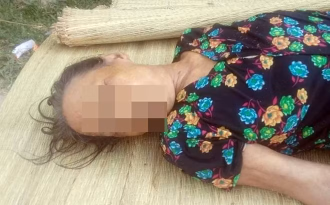 Thi thể bà M. được đưa từ kênh chính hồ Phú Ninh lên bờ.