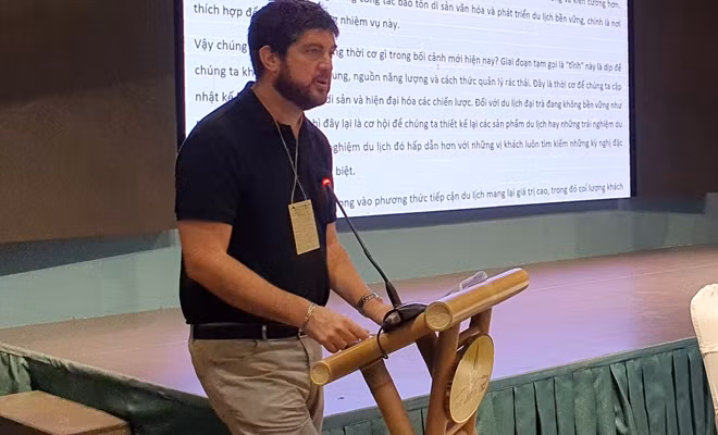Ông Michael Croft, Trưởng Đại diện UNESCO tại Việt Nam, trình bày tham luận tại hội thảo.