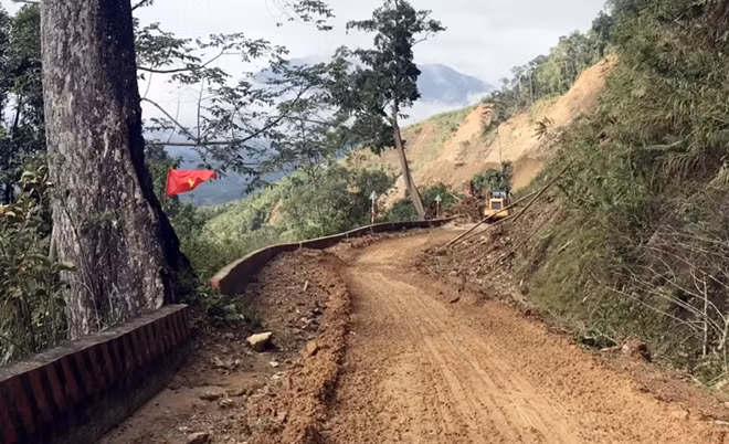 Đỉnh Đồi Chim trên tuyến đường từ xã Phước Kim vào Phước Thành.