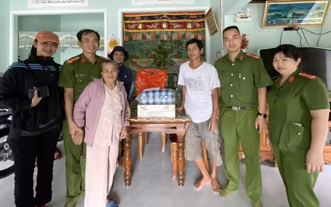 Thăm, tặng quà Mẹ Việt Nam anh hùng Hứa Thị Ban.