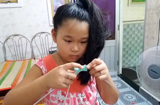 Bé Thỏ tự tay đan tai giả gửi tặng các "thiên thần áo trắng". Ảnh: Gia đình cung cấp.