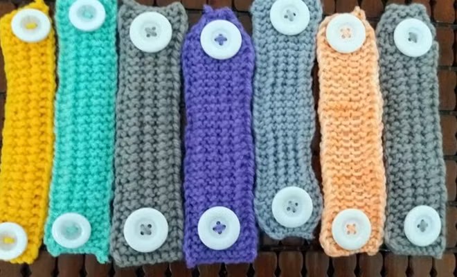 Những chiếc tai giả xinh xắn do bé Thỏ và bà ngoại đan gửi tặng các y, bác sĩ nơi tuyến đầu chống dịch.