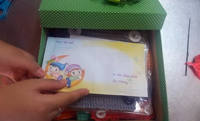 Thư và tai giả được bé Thỏ cẩn thận đặt trong hộp quà xinh xắn để gửi đến các y, bác sĩ tại Bệnh viện Đa khoa Trung ương Quảng Nam.