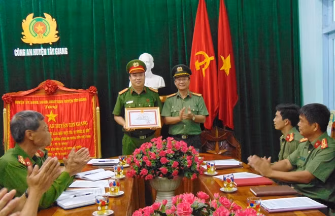 Thượng tá Nguyễn Thành Long trao Giấy khen của Giám đốc Công an tỉnh Quảng Nam cho tập thể Công an huyện Tây Giang.