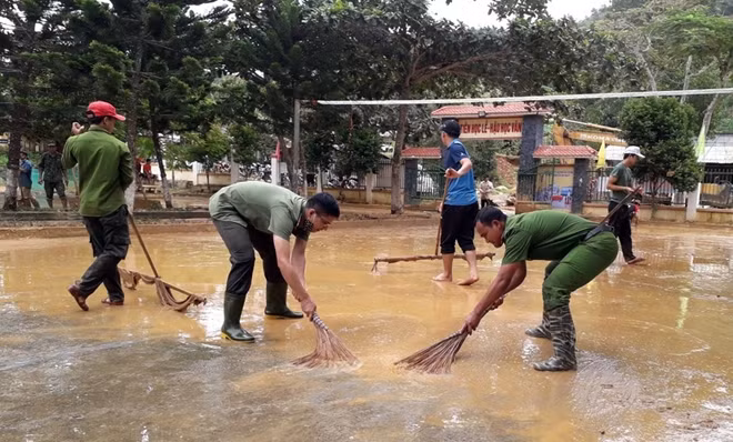 Công an huyện Tây Giang hỗ trợ khắc phục hậu quả do mưa lũ lịch sử.