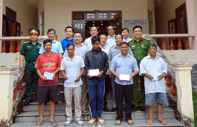 Huyện Đại Lộc tặng quà cho người dân huyện Tây Giang bị ảnh hưởng bởi mưa lũ.