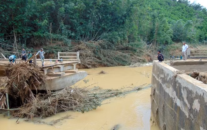 Cầu bê tông bắc qua suối Breen nối xã A Tiêng và xã A Nông bị lũ cuốn trôi mất nhịp giữa.