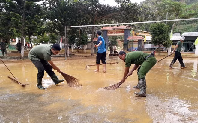 Lực lượng Công an hỗ trợ dọn dẹp vệ sinh trường lớp.