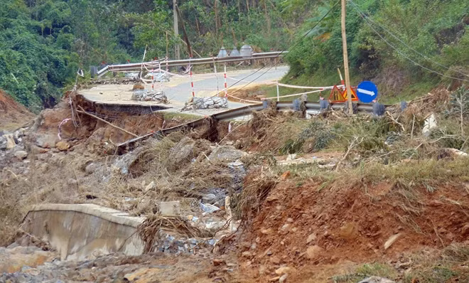 Một điểm sạt lở nghiêm trọng trên đường Hồ Chí Minh đoạn qua địa bàn huyện Tây Giang.