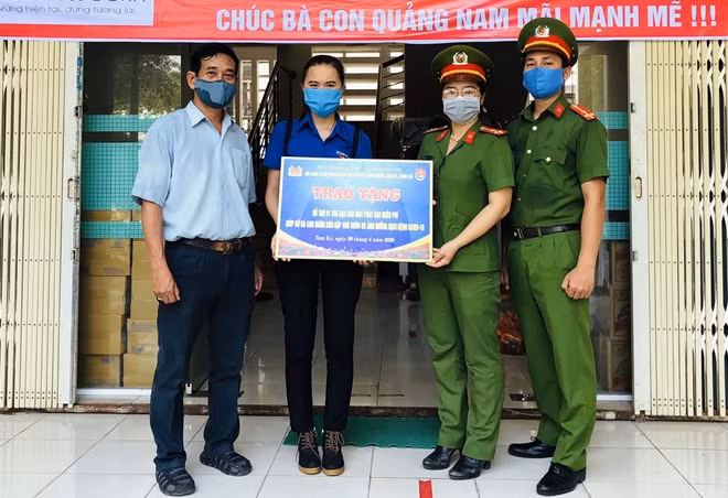 Chi đoàn Phòng Cảnh sát Điều tra tội phạm về tham nhũng, kinh tế, buôn lậu thuộc Đoàn Thanh niên Công an tỉnh Quảng Nam đã hỗ trợ chương trình cây “ATM gạo” 1 tấn gạo, trị giá khoảng 12 triệu đồng.