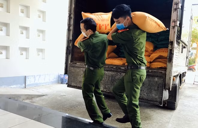 CBCS Công an giúp vác gạo từ xe tải đưa vào cây "ATM gạo".
