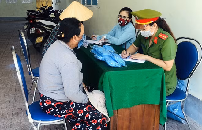 Lập danh sách người dân nghèo đến tham gia cây "ATM gạo" và phát khẩu trang miễn phí cho người dân quên mang theo khẩu trang.