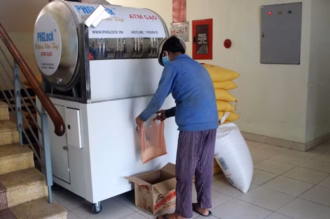 Người dân vui mừng khi nhận gạo từ cây "ATM gạo" miễn phí đầu tiên tại Quảng Nam.