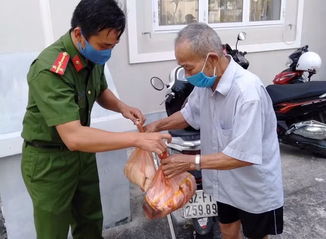 Hình ảnh đẹp của CBCS Công an tại cây "ATM gạo" khi tận tình giúp đỡ một cụ già có hoàn cảnh khó khăn.