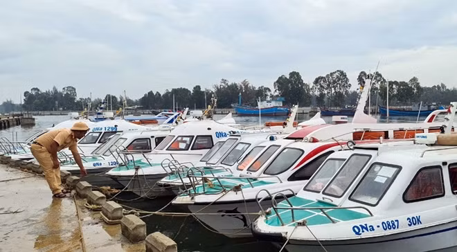 Cảnh sát đường thủy kiểm tra dây buộc các tàu thuyền tại âu thuyền Hồng Triều.