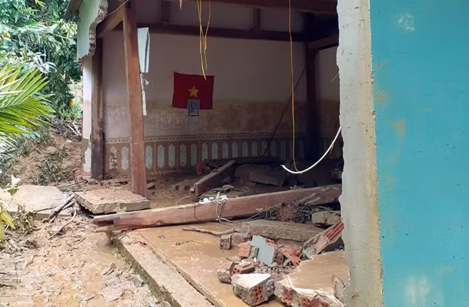 Một ngôi nhà của người dân bị hư hỏng nặng do mưa lũ gây ra.