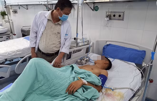 Nguyễn Thế T. đang điều trị tại bệnh viện. Ảnh: CTV