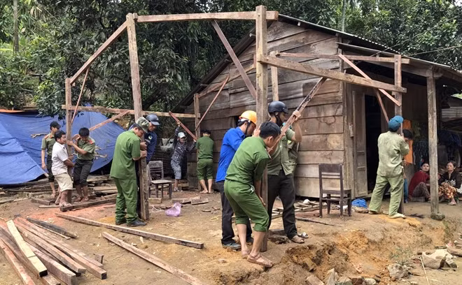 Dựng lại nhà cho người dân bị hư hỏng sau bão lũ.