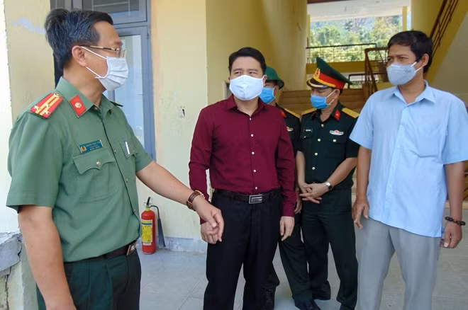 Ông Trần Văn Tân cùng các cơ quan liên quan kiểm tra tiến độ chuẩn bị khu cách ly tập trung tại Trường Trung cấp nghề thanh niên dân tộc miền núi Quảng Nam.