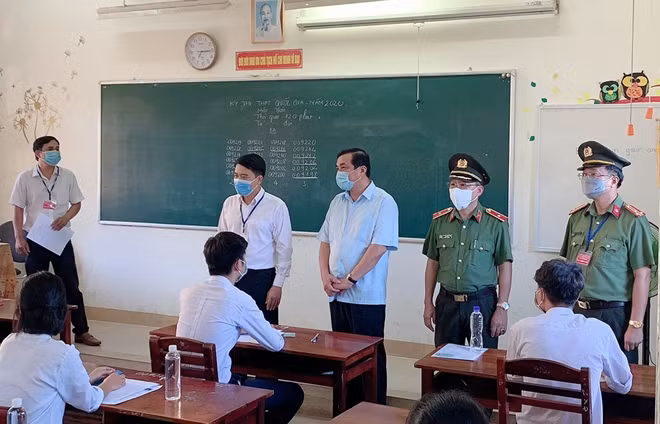 Bí thư Tỉnh ủy Quảng Nam Phan Việt Cường (đứng giữa) kiểm tra công tác tổ chức thi THPT 2020 giữa mùa dịch COVID-19.