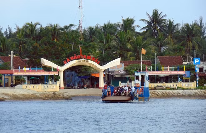 Phà ra đảo Tam Hải, huyện Núi Thành được thông báo tạm dừng hoạt động để tránh bão số 13.