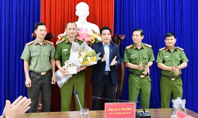 Ông Lê Văn Dũng khen thưởng cho các đơn vị thuộc Ban chuyên án.