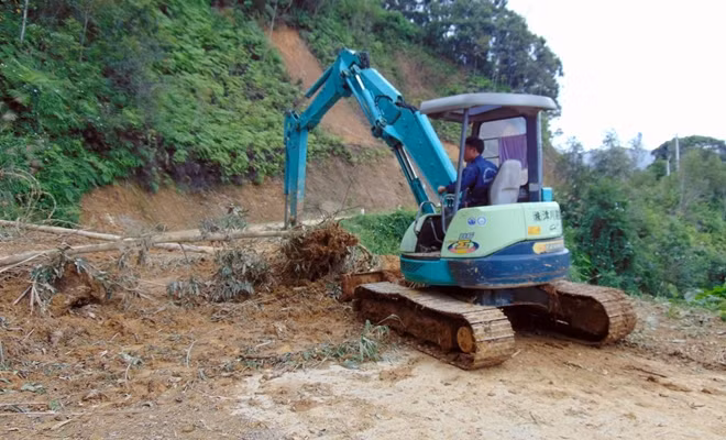 Khắc phục điểm sạt lở tại Km46 tuyến ĐT606 (xã Tr'hy, huyện Tây Giang).
