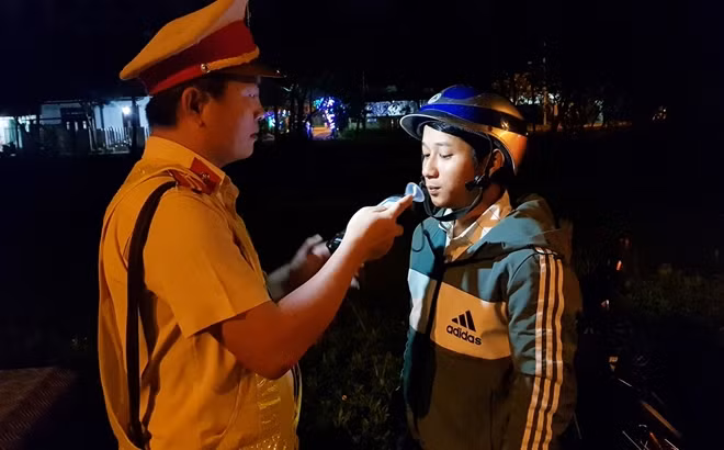 CSGT kiểm tra nồng độ cồn người điều khiển phương tiện trên tuyến đường Nguyễn Hoàng, TP Tam Kỳ.