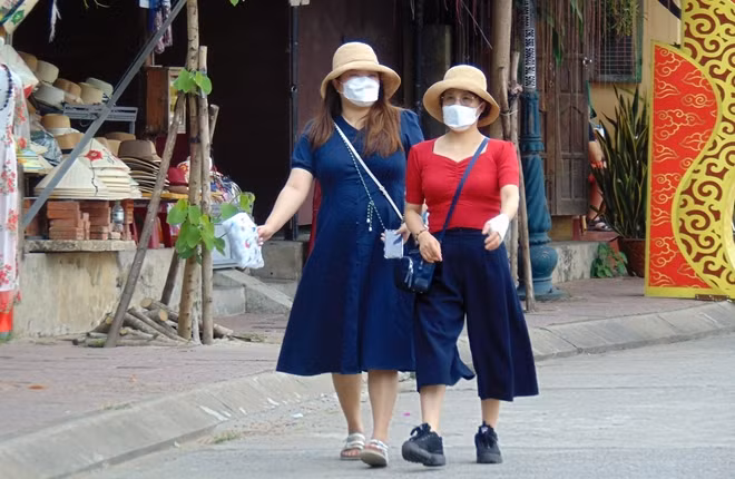 Du khách tản bộ tại TP Hội An, tỉnh Quảng Nam (Ảnh minh họa).