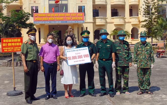 Đoàn công tác trao ủng hộ 30 triệu đồng cho CBCS biên phòng làm nhiệm vụ tại khu cách ly nhà khách Trường Cán bộ Hội Nông dân Việt Nam phân hiệu Miền Trung - Tây Nguyên.