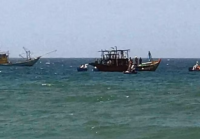 Lực lượng chức năng cùng ngư dân tiếp cận chữa cháy tàu cá của ông Vân.